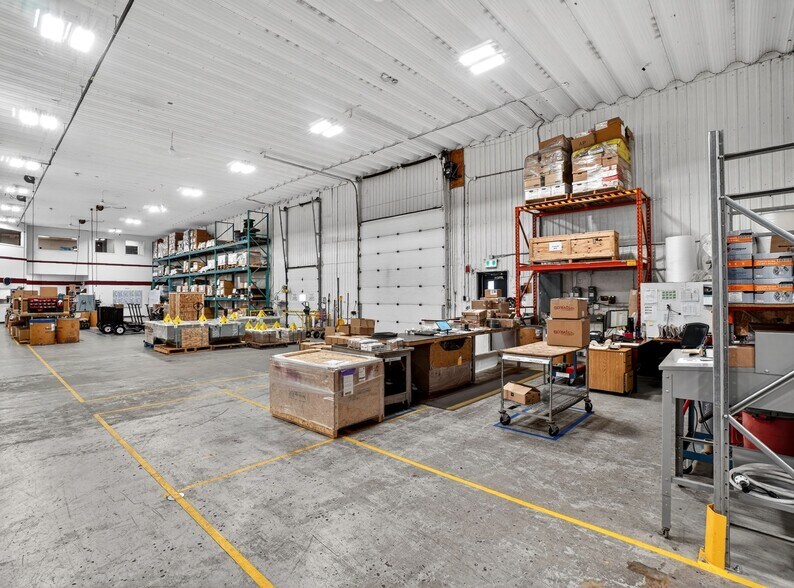 More Photos Of 425 Boul Ford, Châteauguay Manufacturing For Sale
