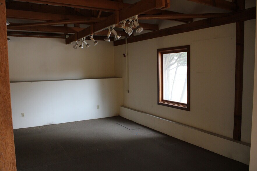 More Photos Of 310-340 Water St, Excelsior Freestanding For Lease