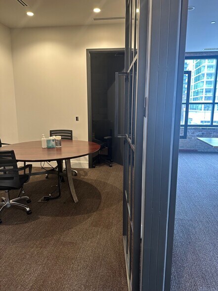 More Photos Of 646-648 N Clark St, Chicago Office For Lease