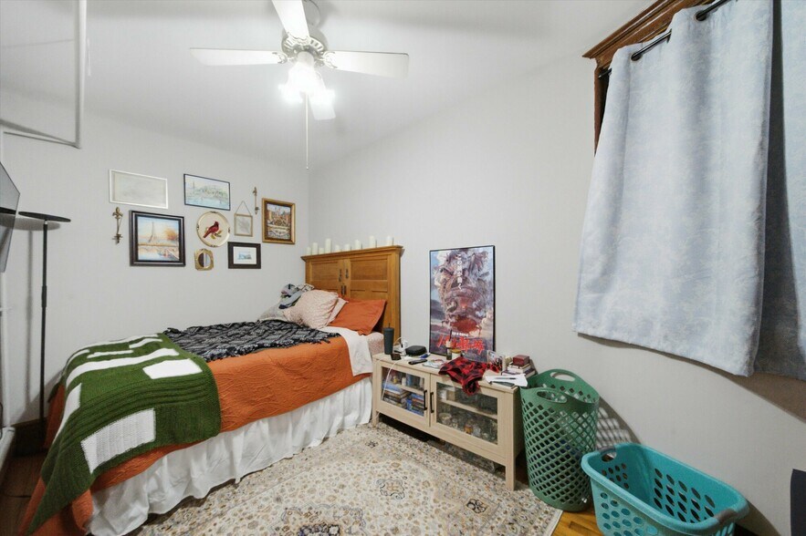 More Photos Of 905 W Fletcher St, Chicago Apartments For Sale