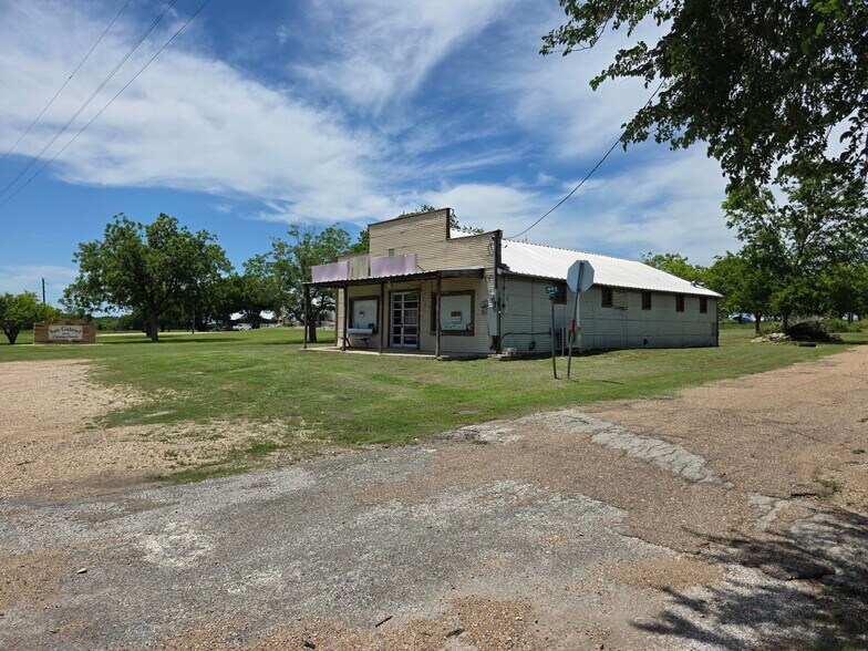 More Photos Of 110 County Road 421, Thorndale Storefront Retail Office For Sale