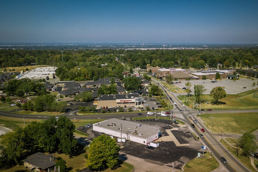 More Photos Of 7920 Fegenbush Ln, Louisville General Retail For Lease