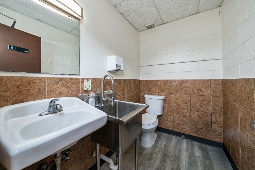 More Photos Of 2012 E Broadway Blvd, Tucson Storefront Retail Office For Lease