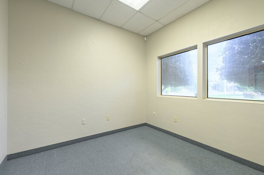 More Photos Of 3200 NE Rivergate St, Mcminnville Service For Sale