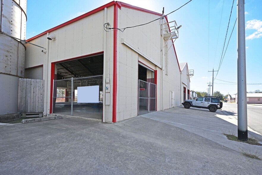 More Photos Of 1123 Bowie St, Seguin Warehouse For Sale