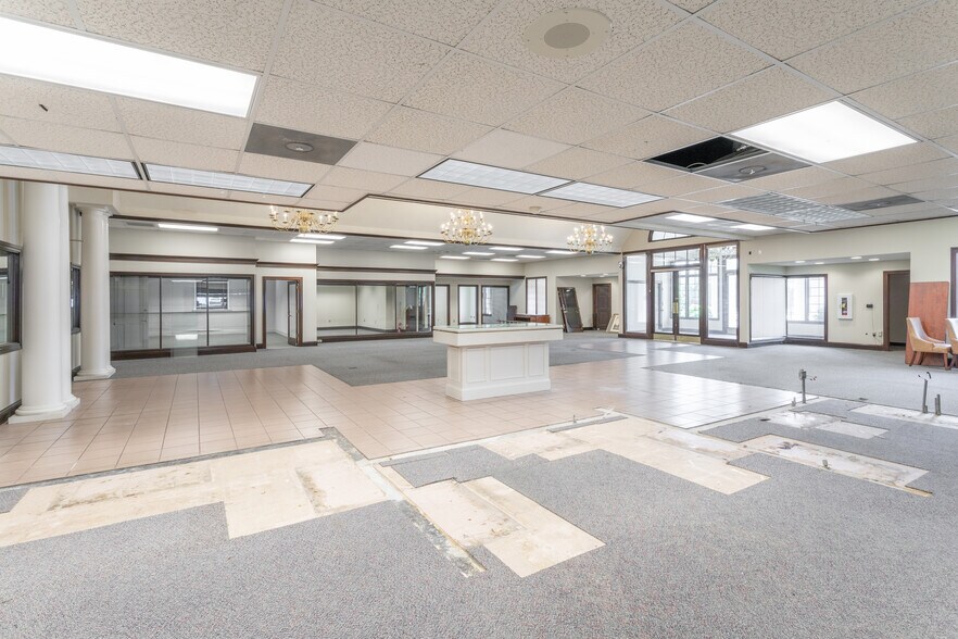 More Photos Of 675 N Jeff Davis Dr, Fayetteville Bank For Sale