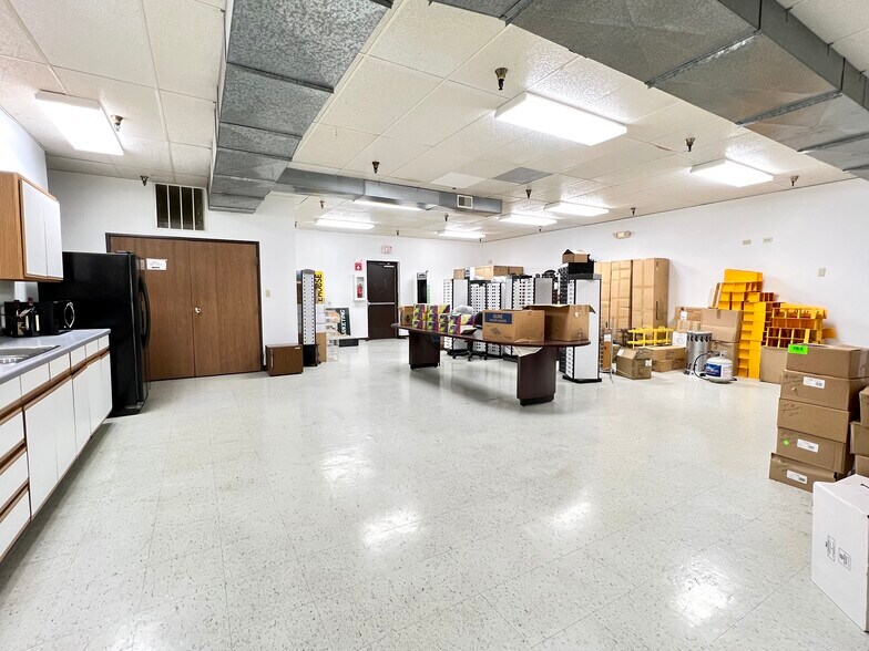More Photos Of 1025 4 Bottle Dr, Valley City Industrial For Lease
