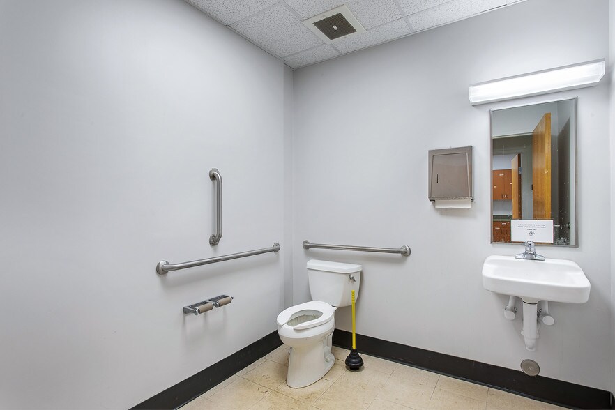 More Photos Of 11600 Busy St, Richmond Office For Lease