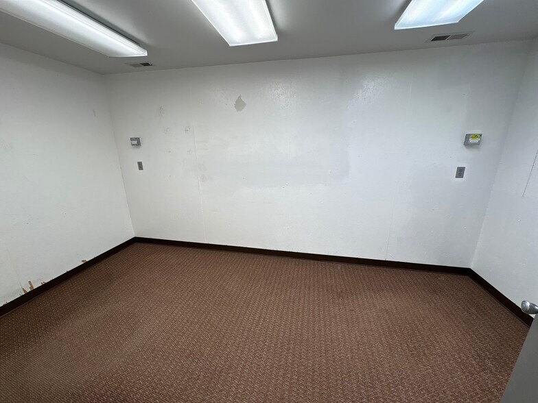 More Photos Of 703 Widewater Dr, Lafayette Warehouse For Lease