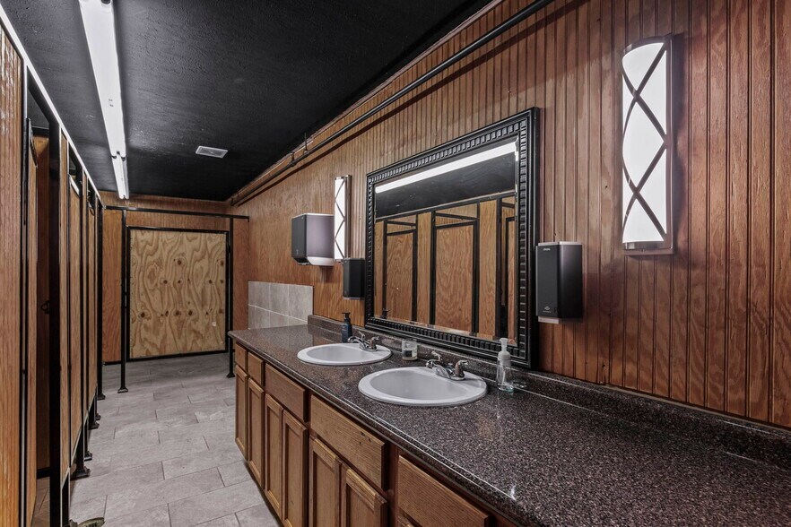 More Photos Of 110 E South St, Jackson Bar For Sale