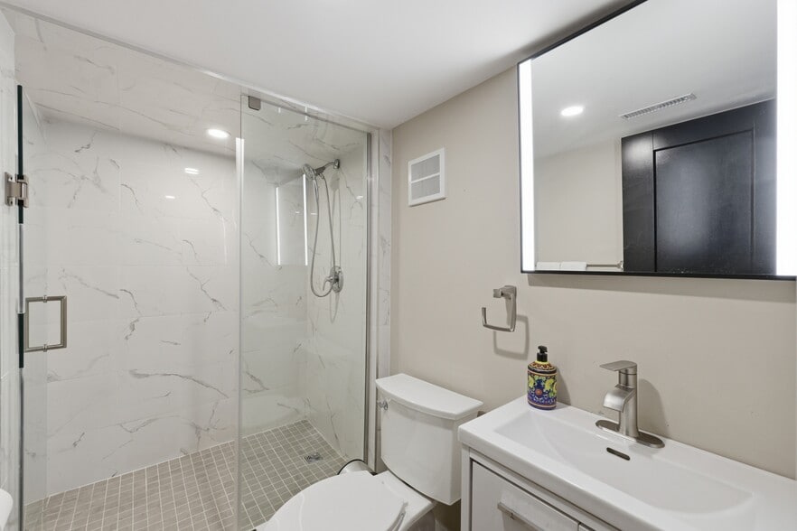 More Photos Of 58 King St W, Hamilton Office For Sale