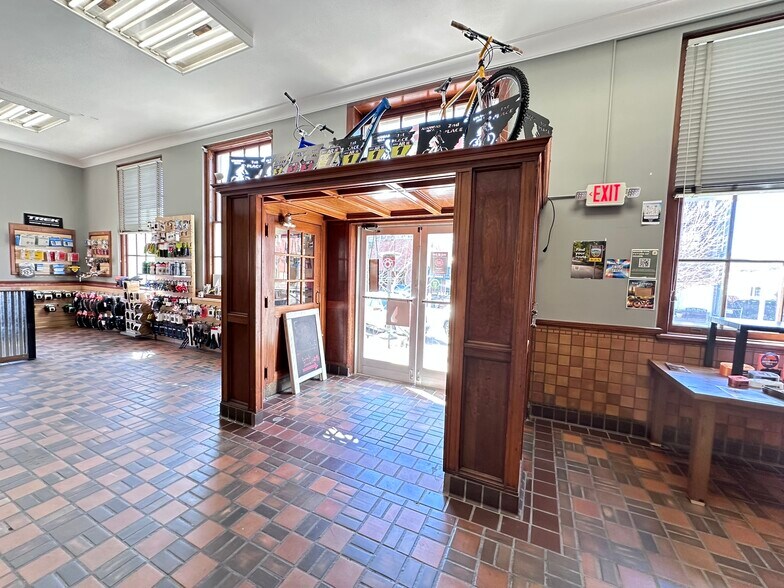 More Photos Of 101 Broadway St S, Siloam Springs Office For Sale