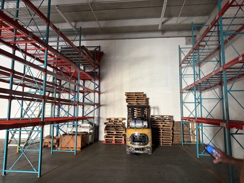 More Photos Of 2740-2764 NW 112th Ave, Doral Warehouse For Lease
