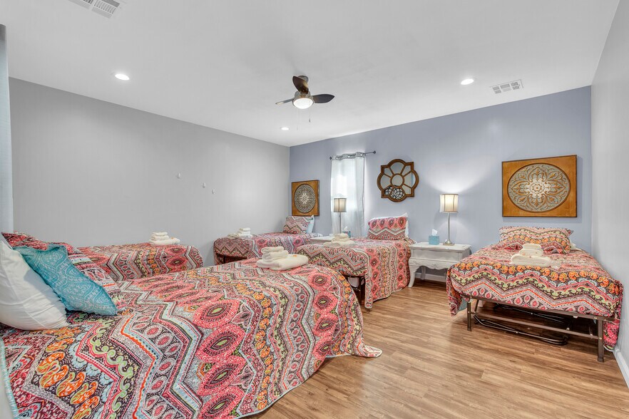 More Photos Of 703 W Berry St, Hamilton Hotel For Sale