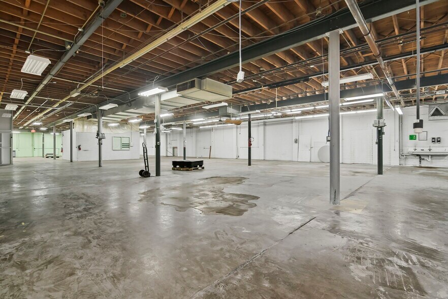 More Photos Of 901 N MacArthur Blvd, Springfield Warehouse For Lease
