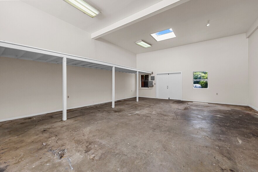 More Photos Of 5812 Venice Blvd, Los Angeles Showroom For Sale