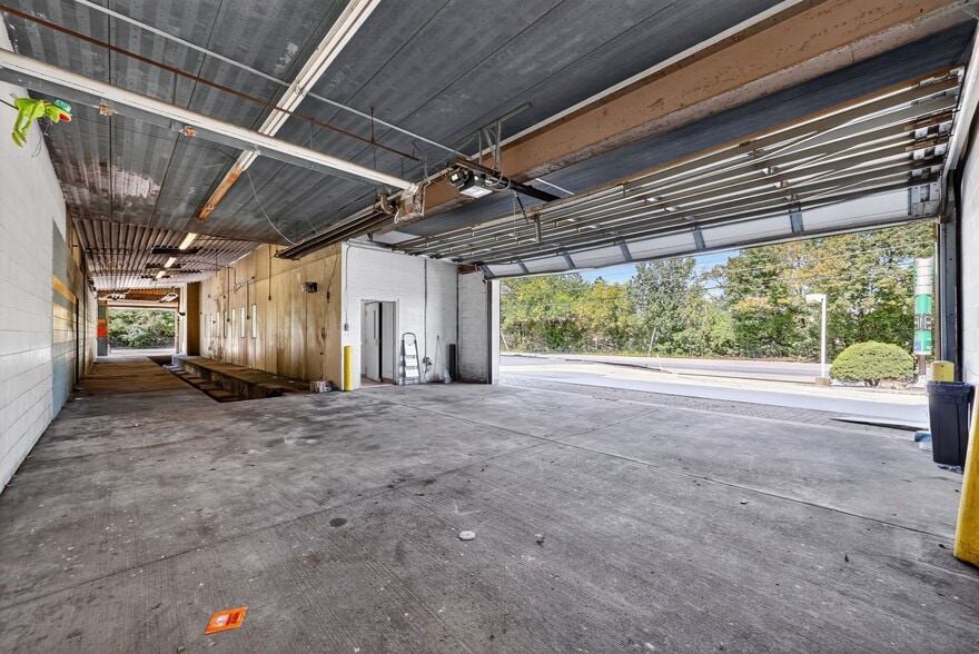 More Photos Of 514 E King Rd, Malvern Storefront Retail Office For Sale