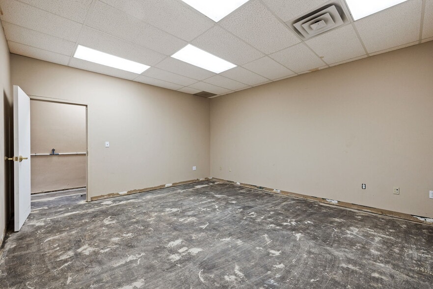 More Photos Of 121 S Bickford Ave, El Reno Storefront For Lease