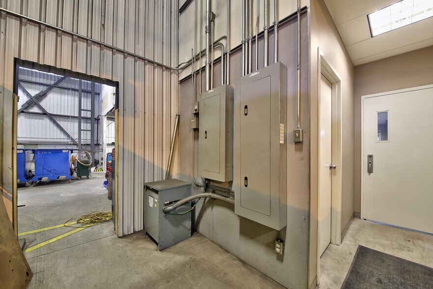 More Photos Of 130 Rue de l'Isère, Candiac Warehouse For Sale