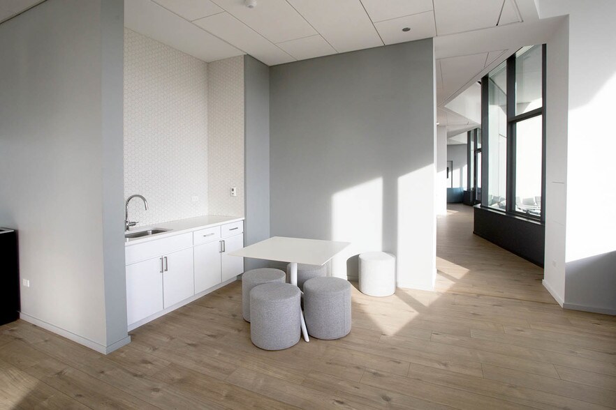 More Photos Of 5113 S Harper Ave, Chicago Coworking Space