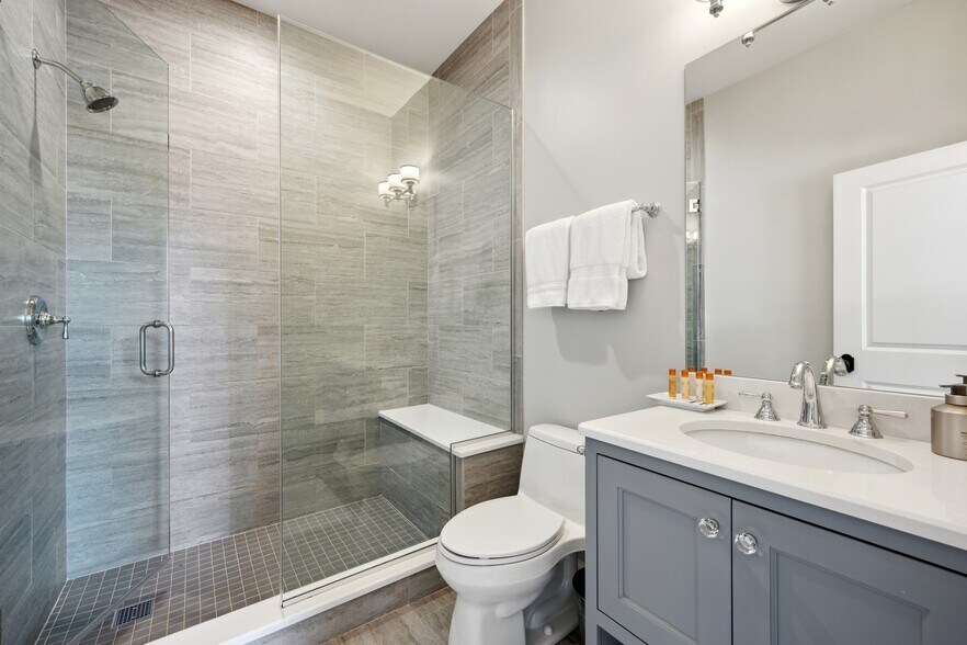 More Photos Of 1428 N Cleveland Ave, Chicago Hospitality For Sale