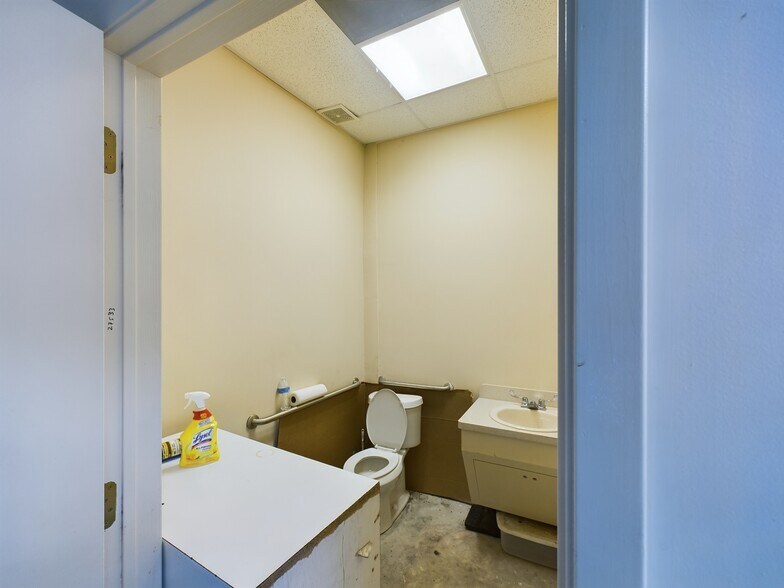 More Photos Of 3517 Little York Rd, Houston Freestanding For Lease