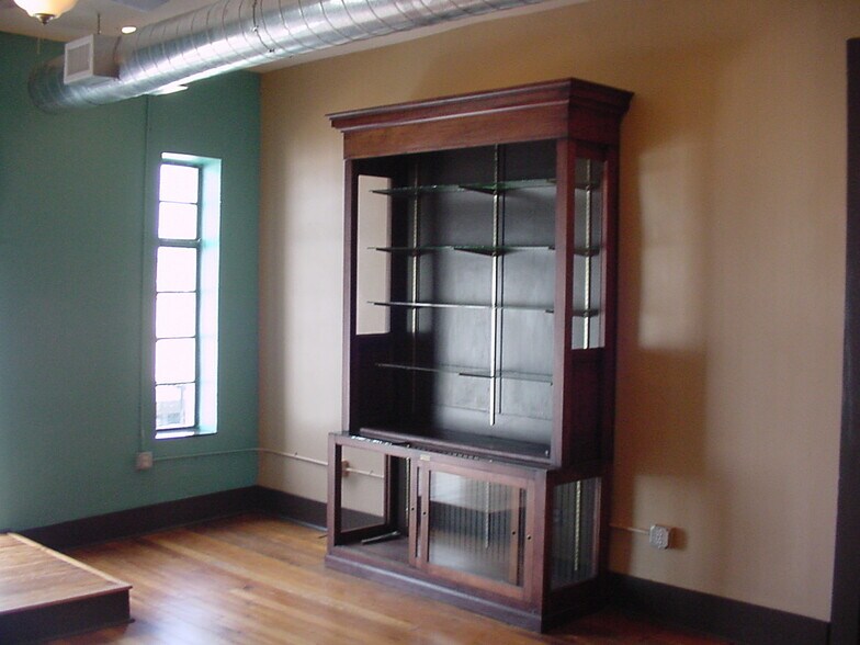More Photos Of 212-214 Campbell Ave, Springfield Storefront Retail Office For Sale