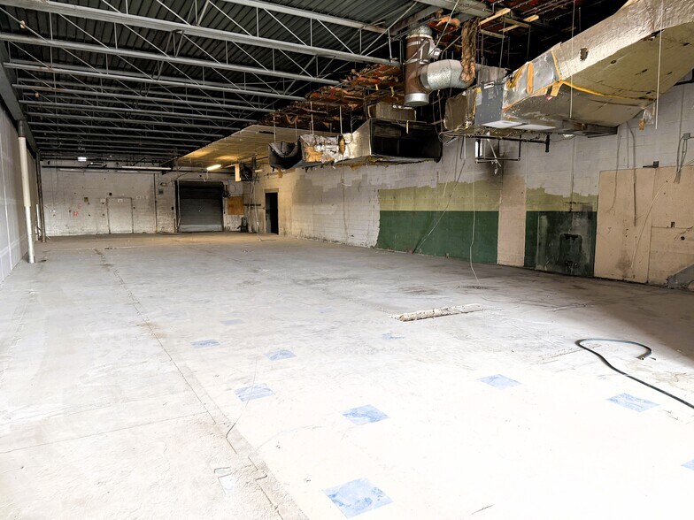 More Photos Of 11811 E 8 Mile Rd, Warren General Retail For Lease