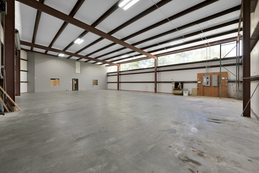 More Photos Of 1988-2000 Airport Rd, Conroe Unknown For Lease