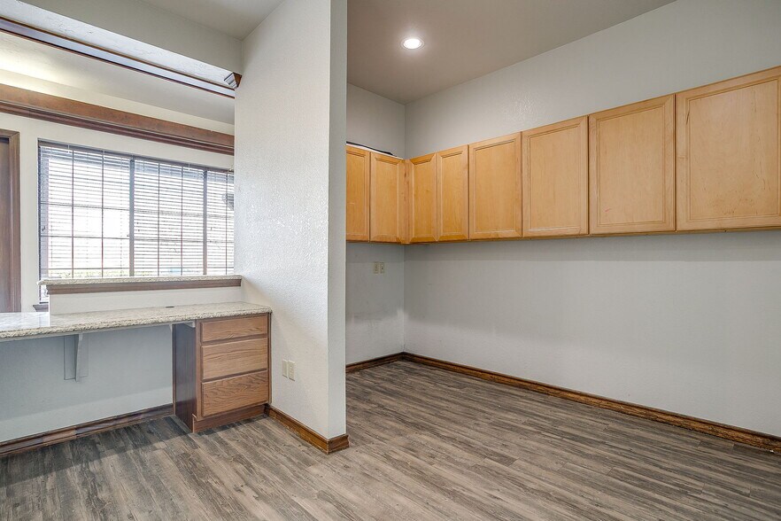 More Photos Of 1318-1324 NW John Jones Dr, Burleson Office For Lease