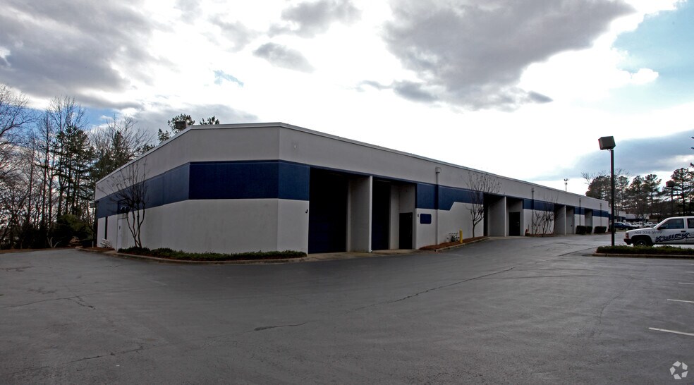 More Photos Of 2818 Queen City Dr, Charlotte Flex For Lease