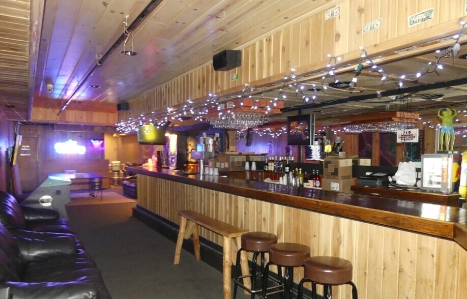 More Photos Of 304 E Lake St, McCall Bar For Sale