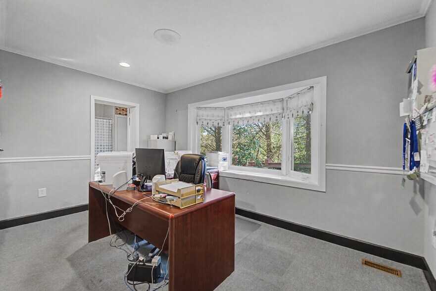 More Photos Of 156 White Oak St, Franklin Medical For Sale