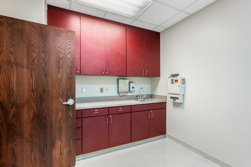 More Photos Of 820 S Illinois Ave, Republic Medical For Sale
