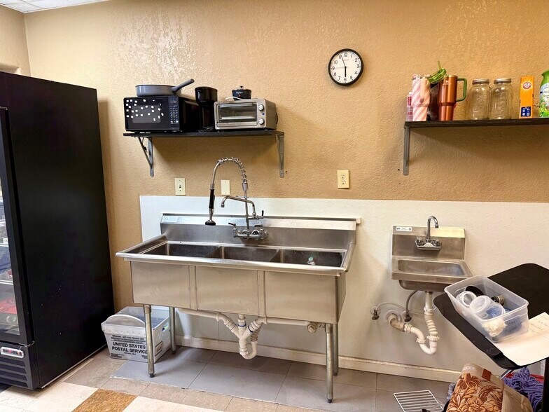 More Photos Of 5607 Kenwick St, San Antonio Showroom For Sale