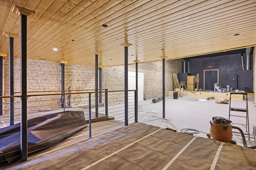 More Photos Of 114 NE Barnard St, Glen Rose Storefront For Lease