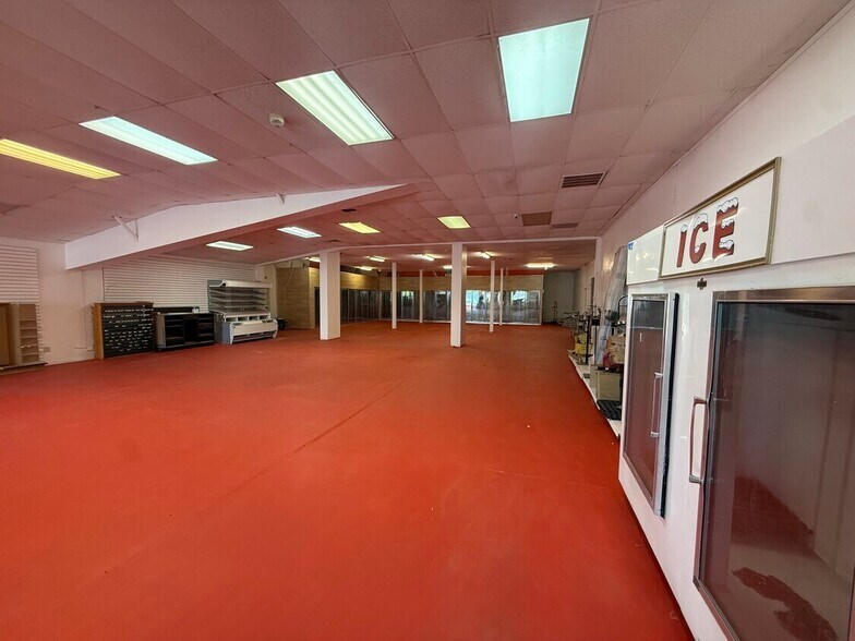 More Photos Of 304 F St, Waterford Freestanding For Lease