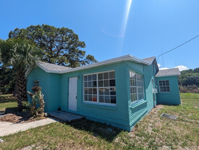 More Photos Of 713 Angle Rd, Fort Pierce Industrial For Lease