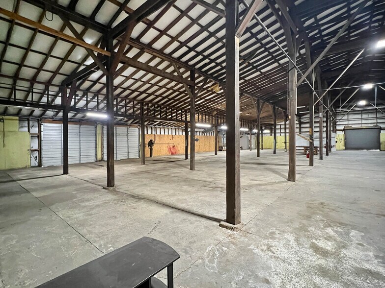 More Photos Of 2721 10th St, Northport Warehouse For Lease