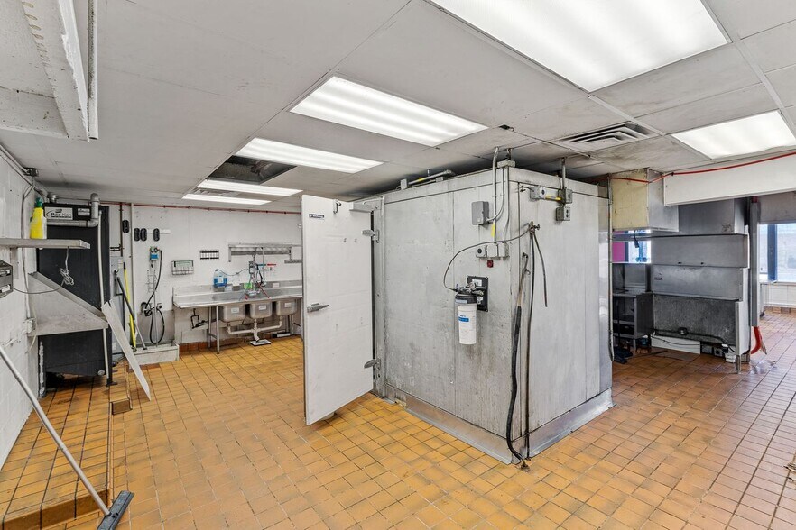 More Photos Of 2058 Portland Ave, Louisville Freestanding For Lease
