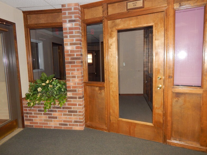 More Photos Of 8 Red Fox Dr, Colonie Medical For Lease