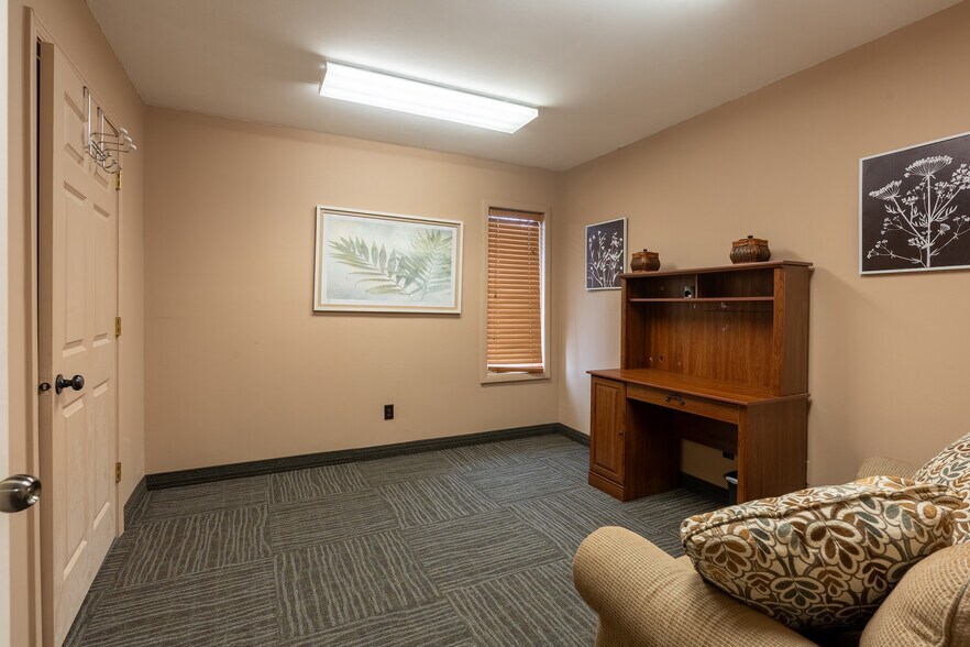 More Photos Of 808 W Prairie St, Marion Office For Sale