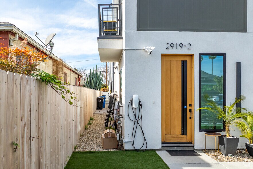 More Photos Of 2921 S Burnside Ave, Los Angeles Apartments For Sale