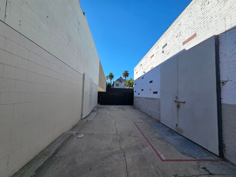 More Photos Of 1810 W Pico Blvd, Los Angeles Warehouse For Lease