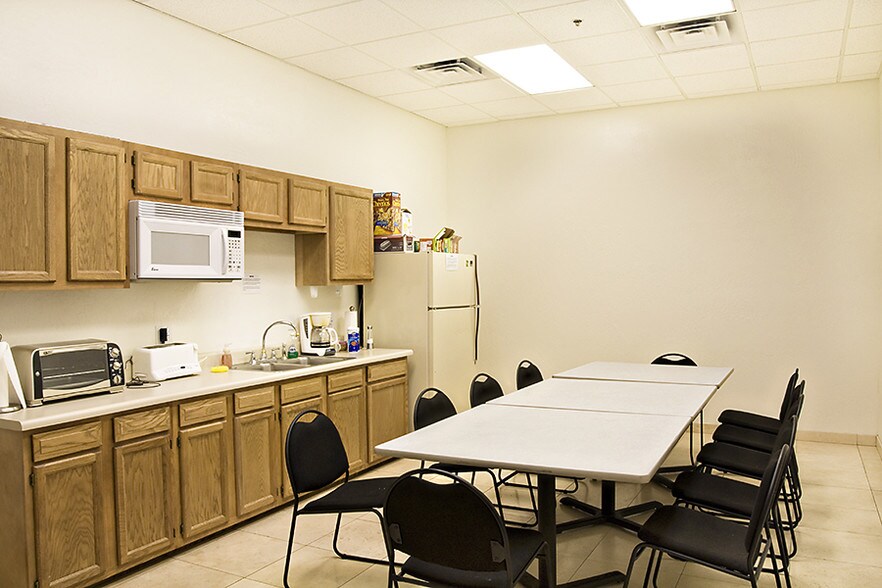 More Photos Of 7440 E Karen Dr, Scottsdale Service For Lease