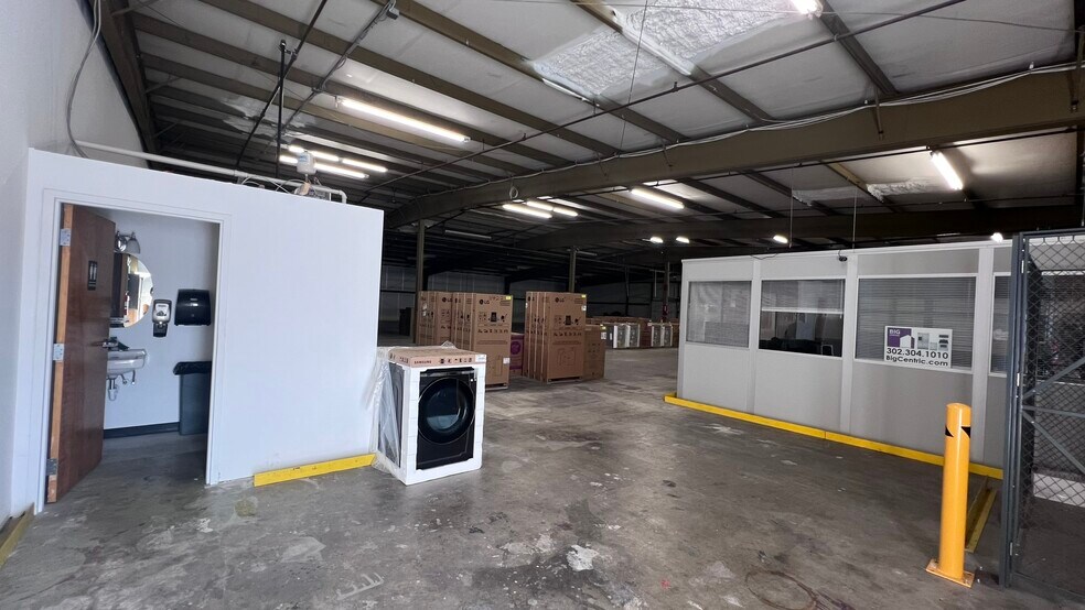 More Photos Of 6 NW Salevan Pl, Milford Warehouse For Lease