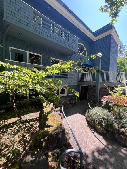 More Photos Of 545 Rainier Blvd N, Issaquah Office For Sale