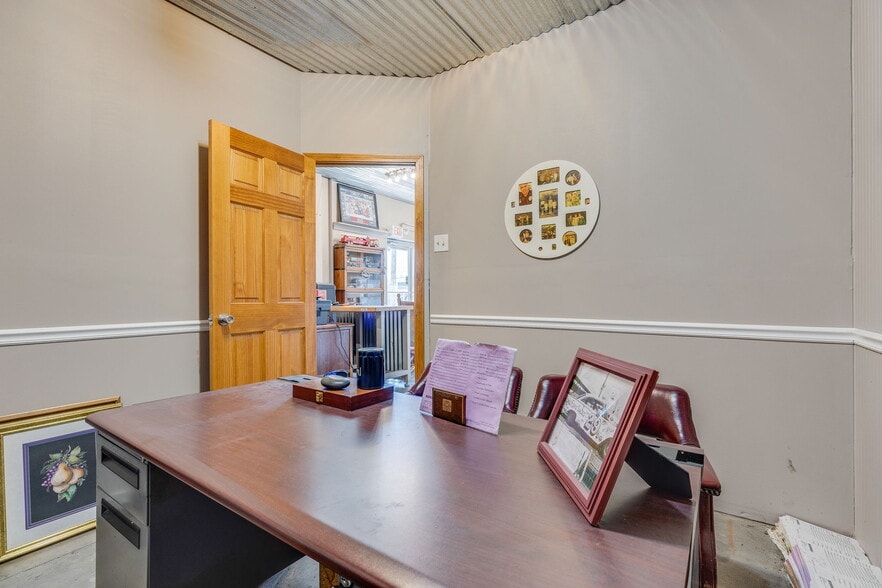 More Photos Of 710 Volunteer Pky, Bristol Storefront Retail Office For Sale