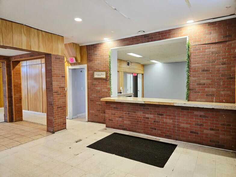 More Photos Of 220 E Galena Blvd, Aurora Storefront For Sale
