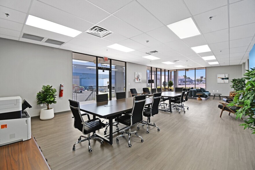 More Photos Of 1255 La Quinta Dr, Orlando Warehouse For Lease